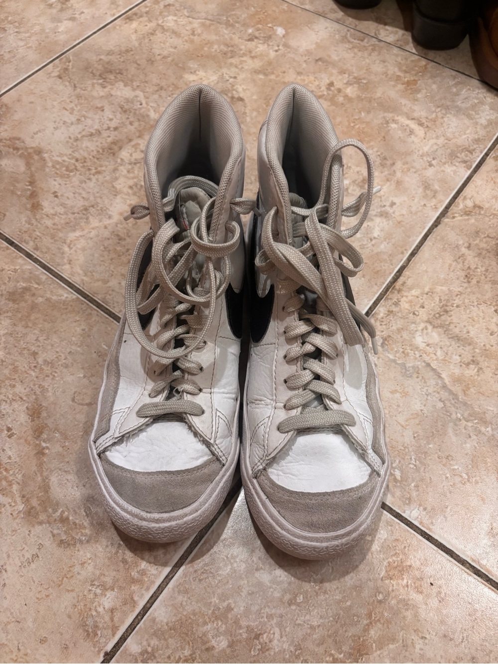 Nike Kids High-Top Sneakers in White, Light Gray and Black